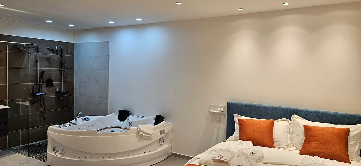 La chambre de L'Alizée, avec sa baignoire balnéo pour deux