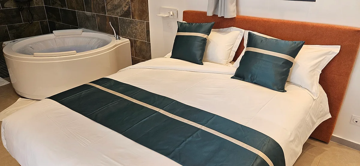 La chambre du Carambole et sa balnéo