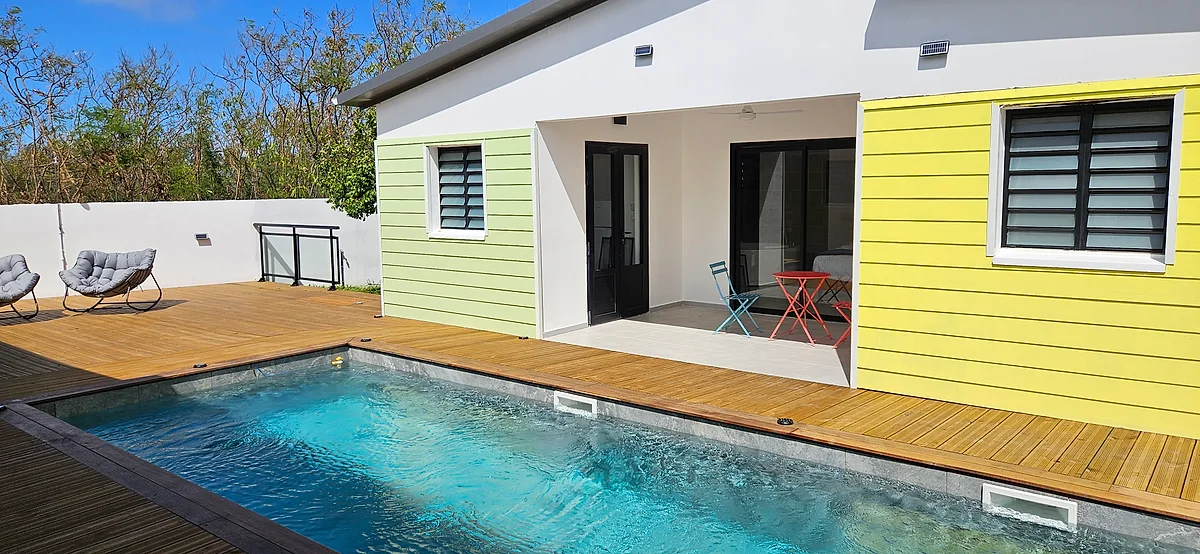 La terrasse du Carambole, au bord de la piscine