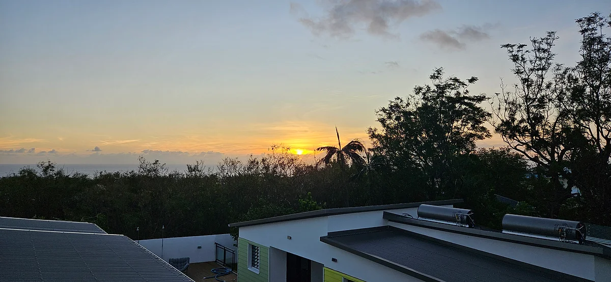 Le coucher de soleil sur la mer, vu depuis les toits des suites