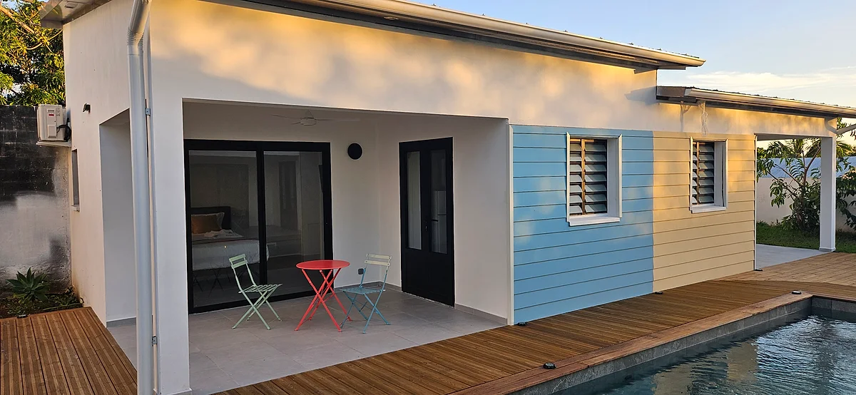 La terrasse du Géranium, au bord de la piscine