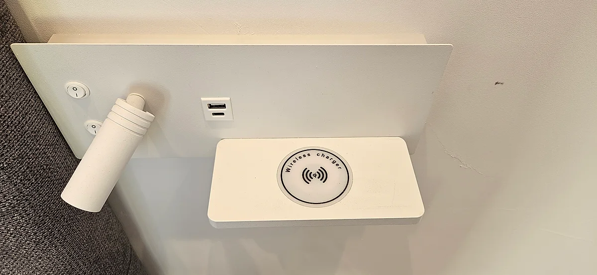 La liseuse et le chargeur sans fil au chevet
