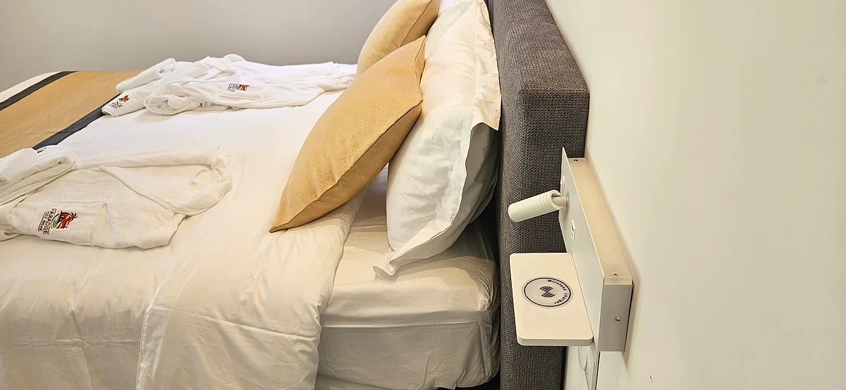 Les peignoirs brodés posés sur le lit