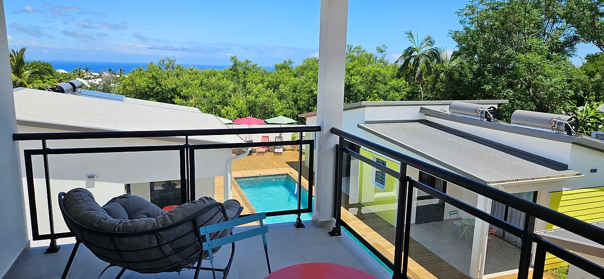 La terrasse du Paille en queue, au-dessus de la piscine, face à la mer