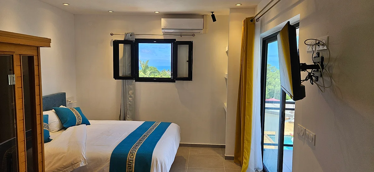La chambre du Paille en queue, avec son sauna et la fenêtre sur l'océan