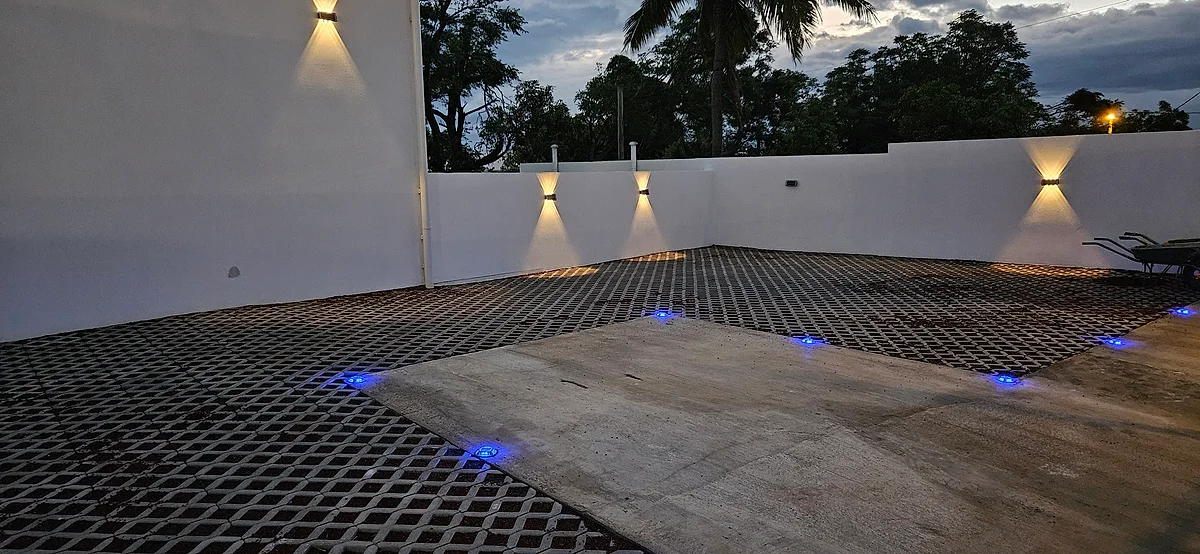 Le parking éclairé le soir, avec ses balises au sol