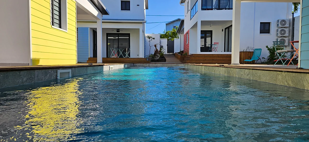 La piscine et les suites colorées, au matin